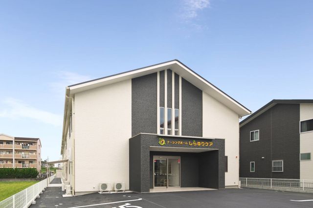明るいエントランスの建物外観