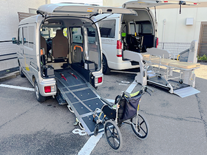 福祉車両と車椅子の駐車場  