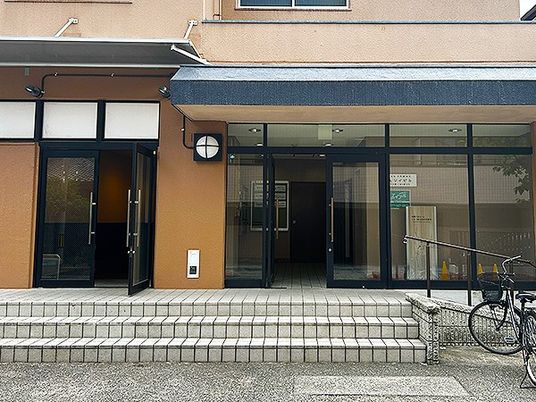 建物正面の出入口  