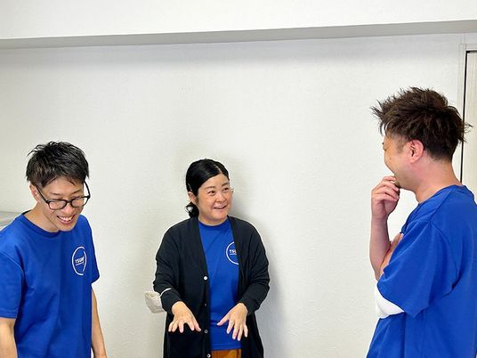 スタッフが話す職員室  