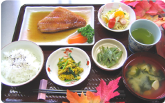 彩り豊かな食事の膳