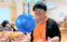 風船遊びをする人々