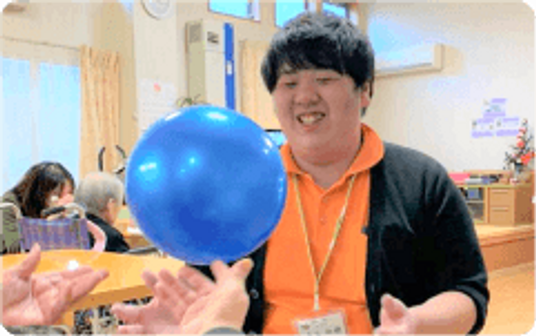 風船遊びをする人々