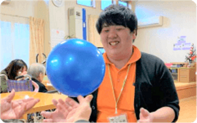 風船遊びをする人々