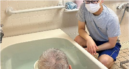 入浴サポート中の浴室