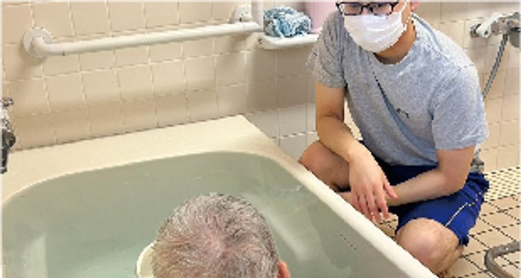 入浴サポート中の浴室