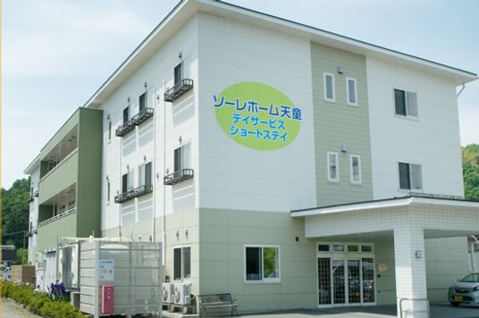 白い建物外観