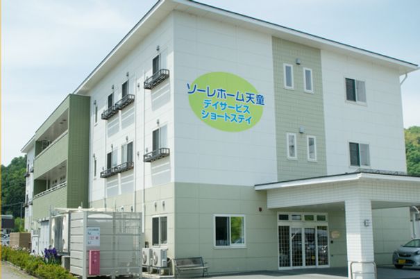 白い建物外観