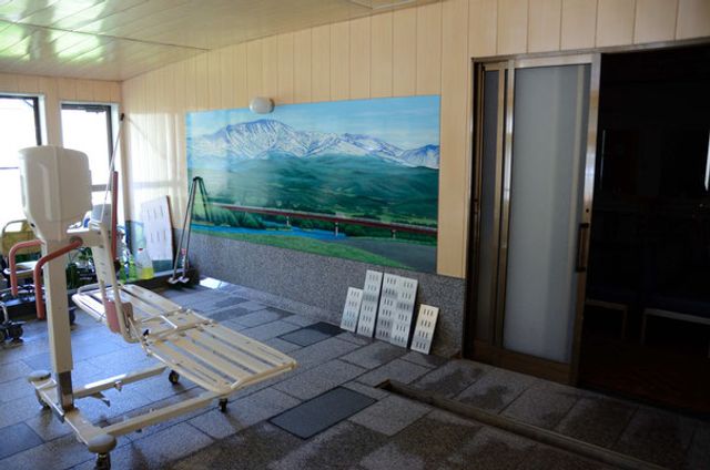 自然光の入る空間 機能訓練室 広々とした機能訓練室では、明るい自然光の中でリハビリ活動が行えます。清潔感のあるスペースです。