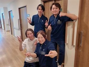 笑顔のスタッフが並ぶ廊下  