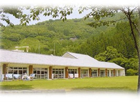 緑に囲まれた建物外観  