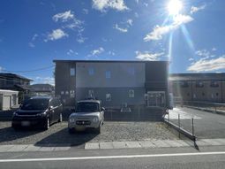 駐車場付き建物外観