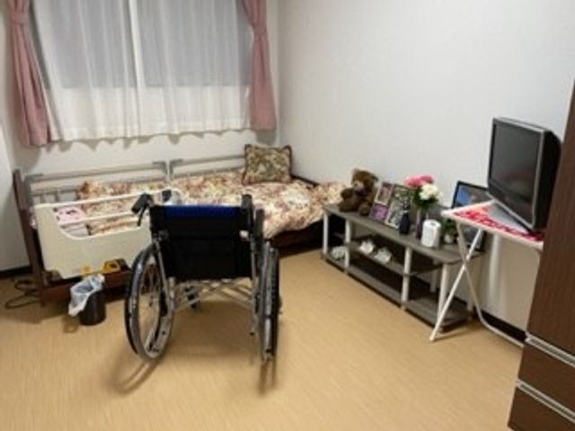 車椅子とベッドの個室