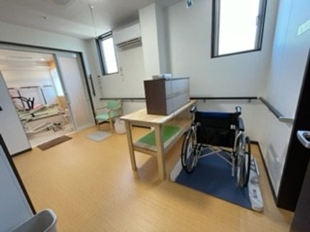 車椅子とテーブルの機能訓練室
