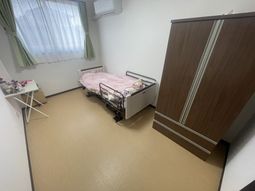 明るい個室の居室