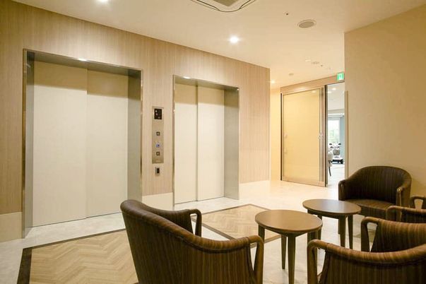 明るいエレベーターホール