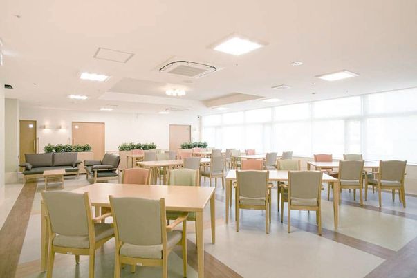 広々とした明るい食堂