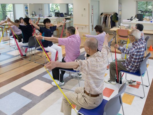 笑顔で指導する職員