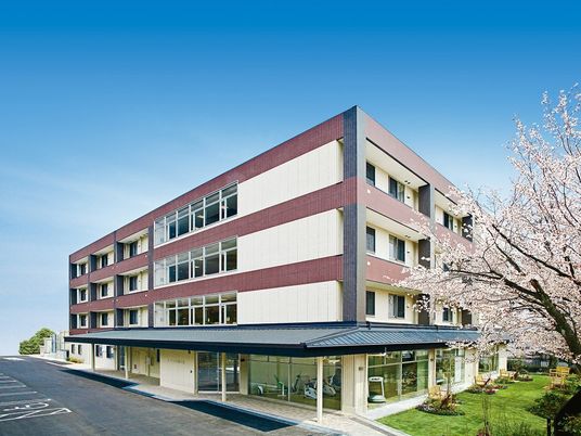 広々とした施設の外観