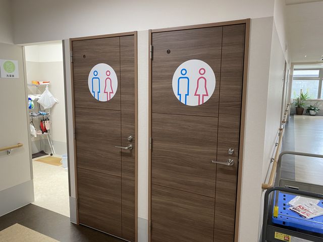 ゆとりあるトイレの入口 トイレ 広々としたトイレの入口には、視認性の高い表示があり、どなたでも安心してご利用いただける設計です。