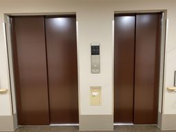 広々としたエレベーター