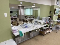 明るい食堂の様子