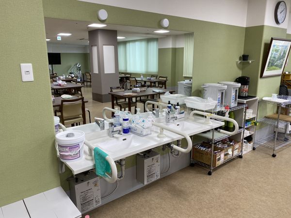 明るい食堂の様子