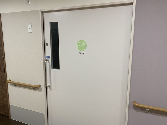 快適な生活を支える居室 浴室 ハンドレール付の居室入口で、手すりがサポートを提供し、快適な日常のサポートを目指します。