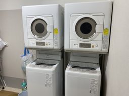 清潔な洗濯機と乾燥機