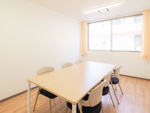 明るい食堂のテーブル  
