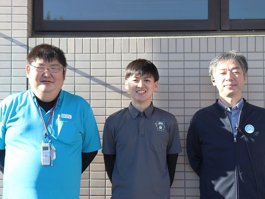 スタッフ3人の外観前  