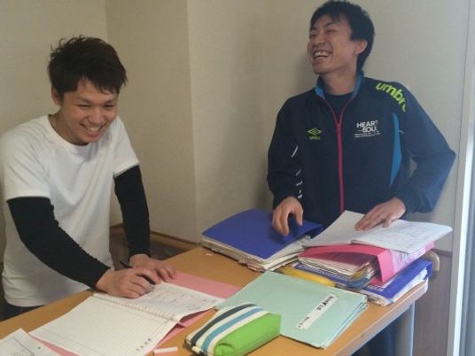 書類を確認する男性たち室内  