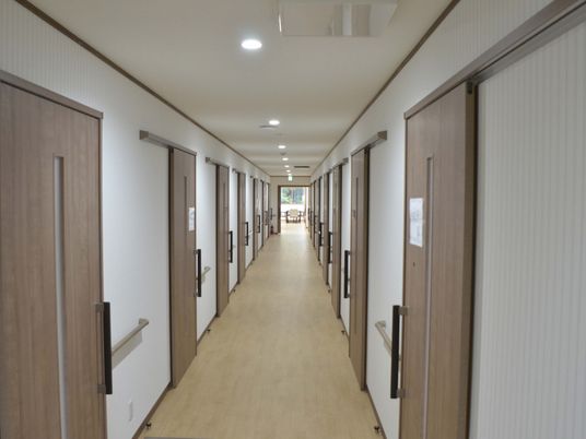 落ち着いた雰囲気の廊下