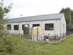周囲に緑が広がる建物