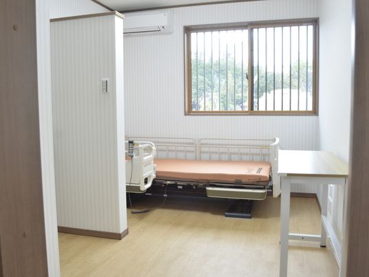 明るい個室の居室