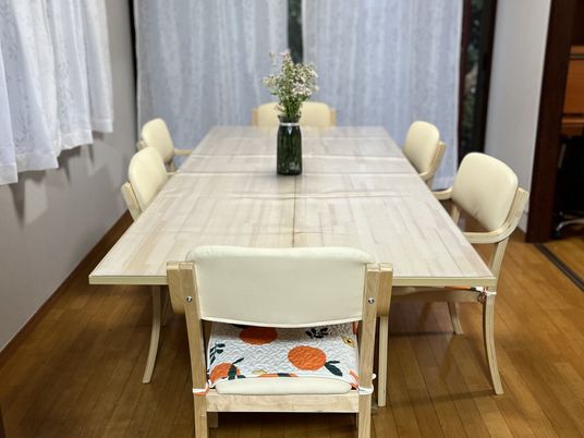 明るい食堂の椅子とテーブル