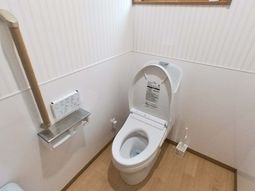 手すりのあるトイレ
