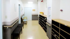 靴棚が並ぶ廊下