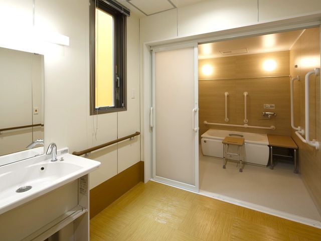バリアフリーのトイレ トイレ 手すり付きで安全なトイレ空間です。掃除が行き届いており、清潔感が保たれています。