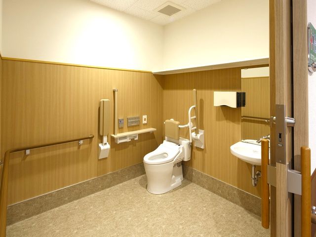 ゆとりある清潔なトイレ トイレ 手すり完備のゆったりしたトイレです。移動や使用が容易で、安心してお使いいただける設計になっています。