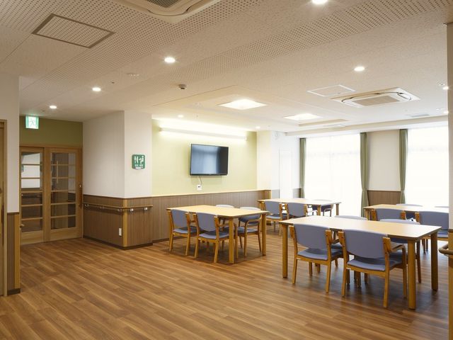 居心地の良いダイニングルーム ダイニングルーム ゆとりあるダイニングルームは、柔らかい光が差し込み、食事を取りながらの憩いの時間を提供しています。