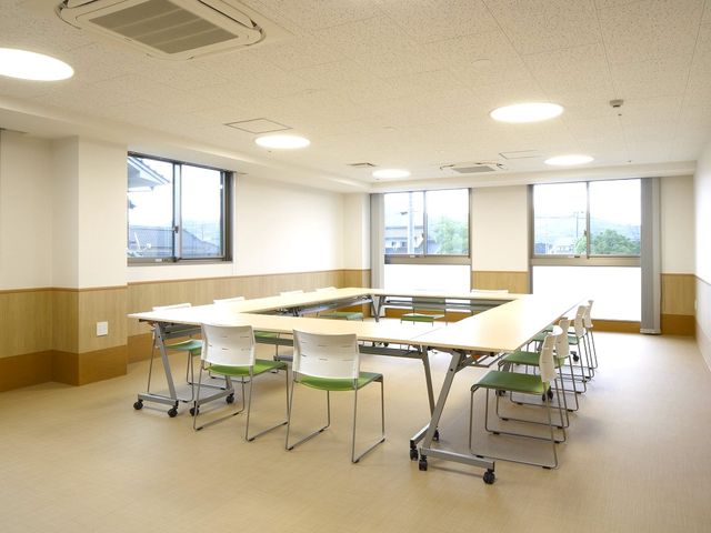 明るい広々とした食堂 食堂 窓からの自然光が差し込むきれいな食堂です。椅子とテーブルが整然と配置され、ご利用の方々の憩いの場となっています。