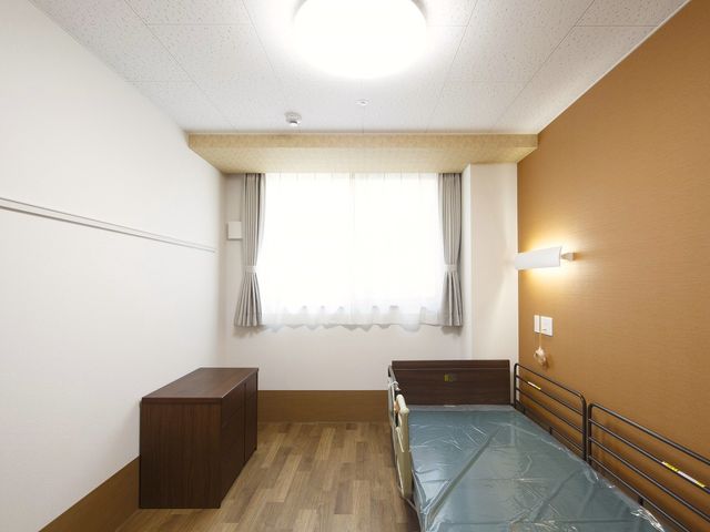 広々とした明るい居室 居室 ゆとりある空間の居室です。明るい光が差し込む窓辺には、ゆったりとお過ごしいただけます。