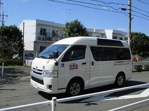 送迎車と建物の外観  