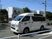 送迎車と建物の外観  