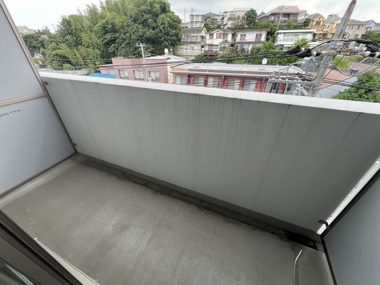 都市の景観を望むバルコニー