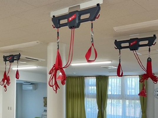 天井の移乗器具が見えるリビング  