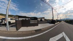 施設前の看板と外観