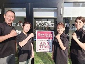 スタッフが並ぶエントランス  