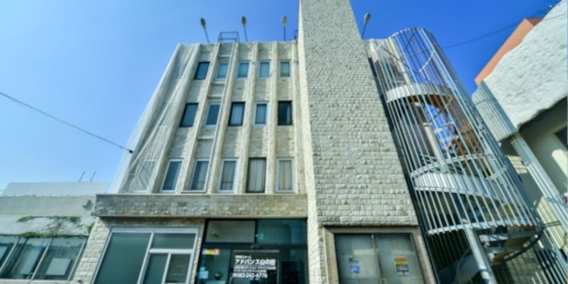 三階建ての建物外観